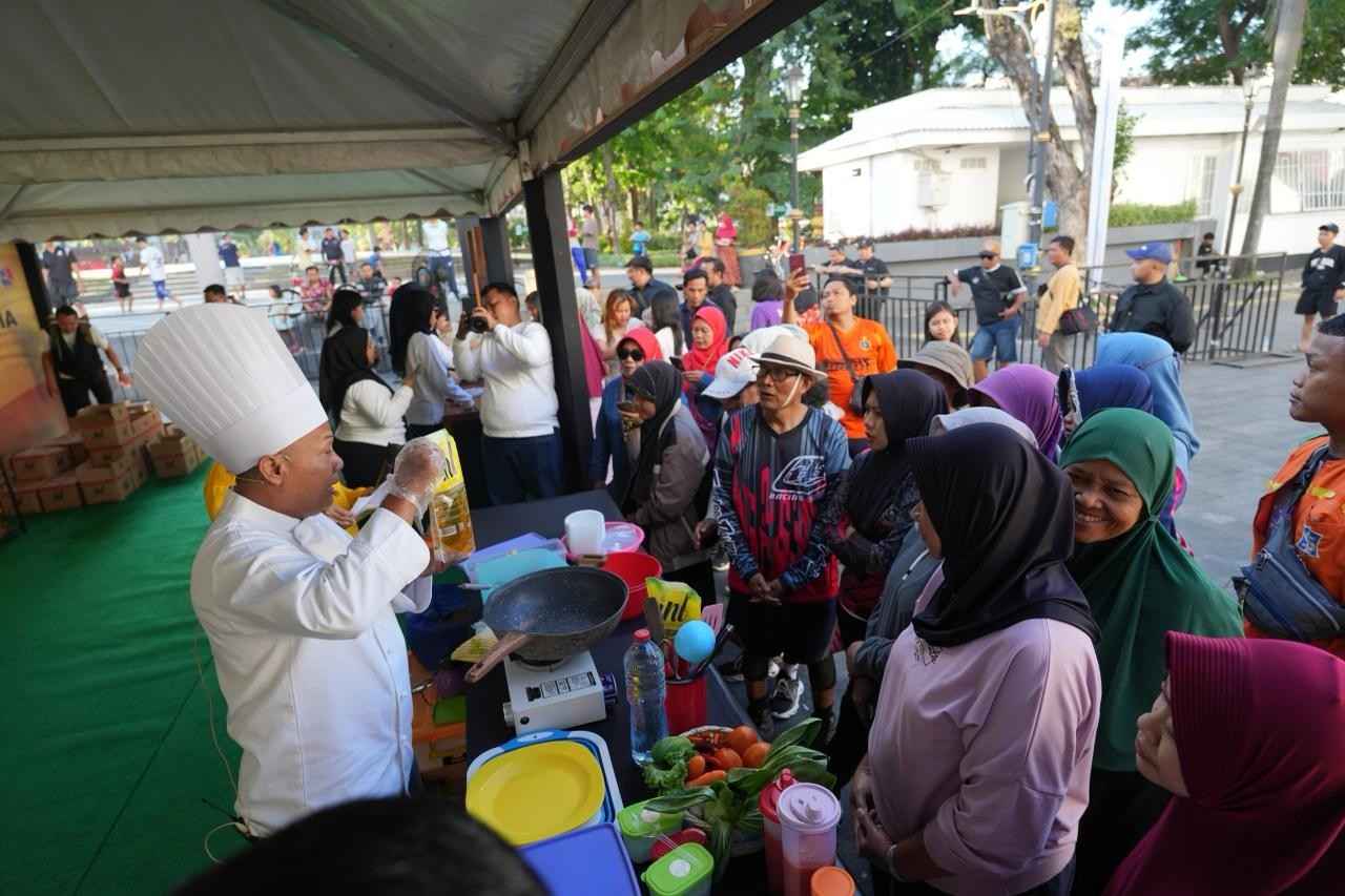 Minyak Goreng Rp15 Ribu Diserbu Warga, 600 Kemasan Ludes Sejam di Surabaya