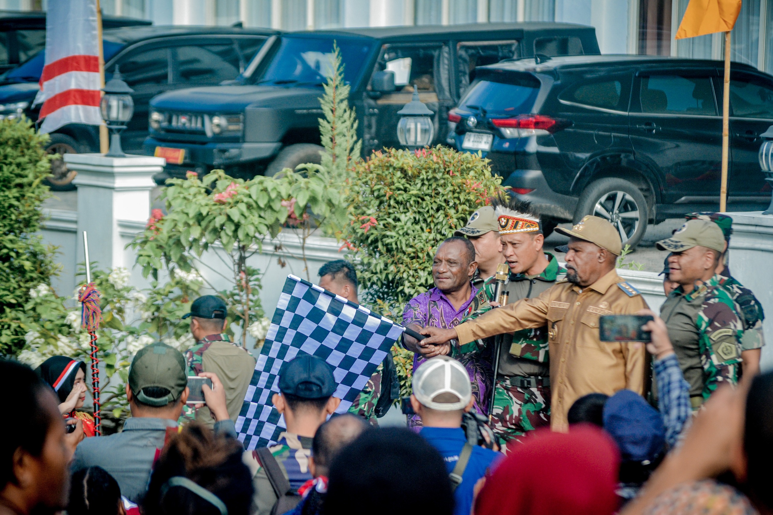 Merah Putih Raksasa Berkibar di Gunung Cycloop, 1.200 Peserta Kirab Satukan Semangat dari Papua