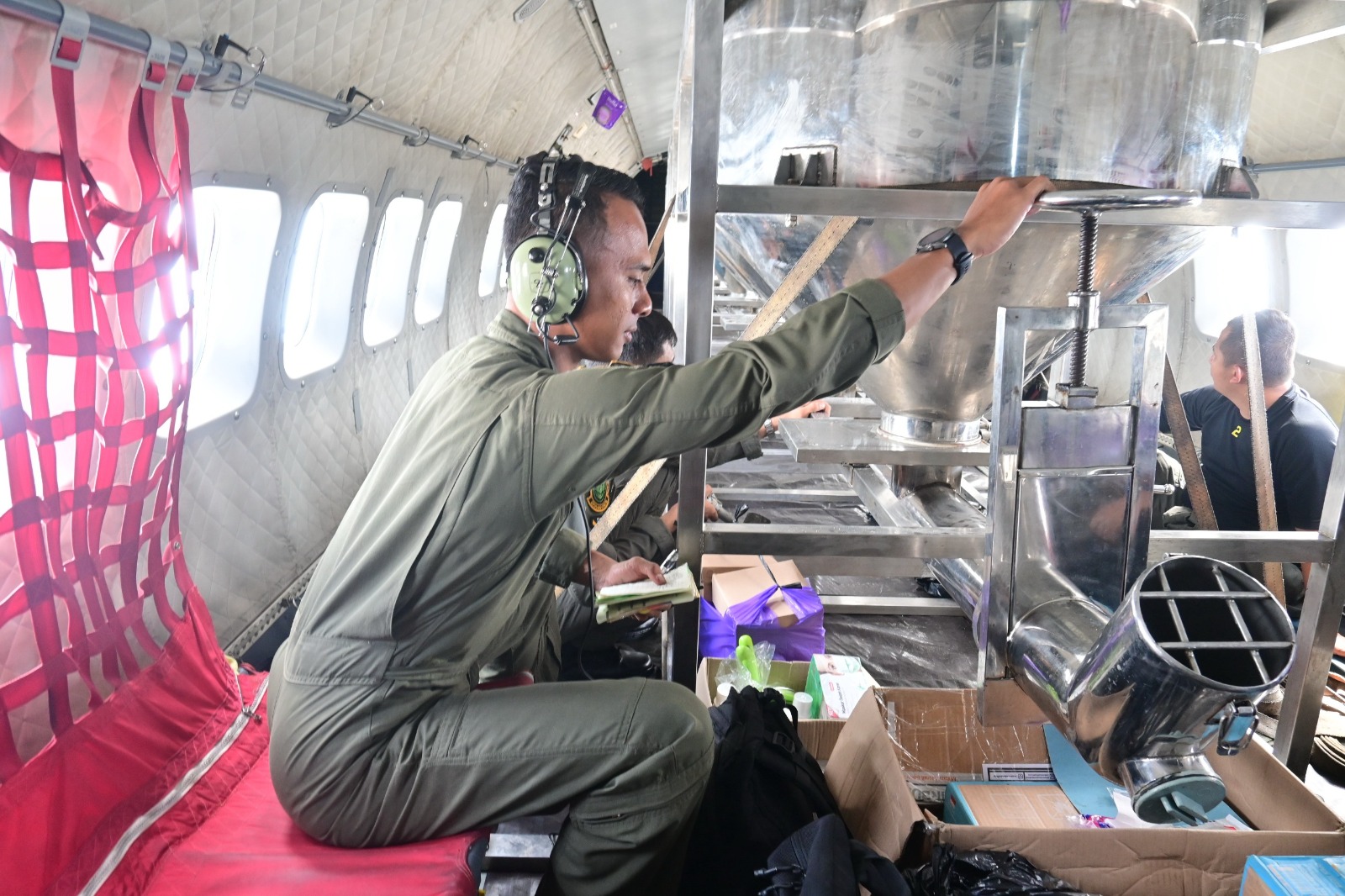 Satgas TNI Kembali Semai 10,8 Ton Bahan Modifikasi Cuaca di Kalimantan