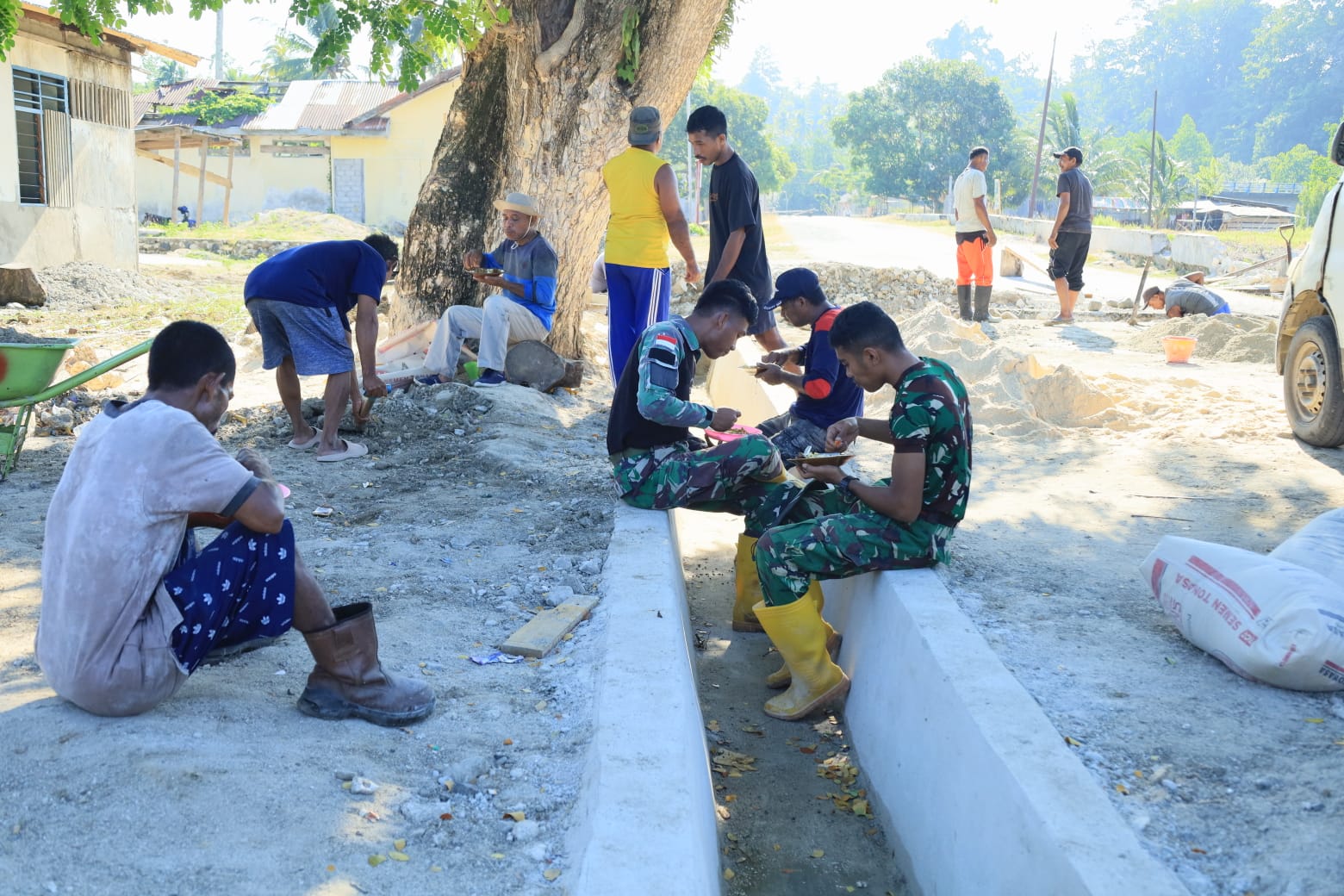 Satgas TMMD ke-129 Kodim 1505/Tidore Makan Bersama Warga, Perkuat Kemanunggalan TNI dan Rakyat
