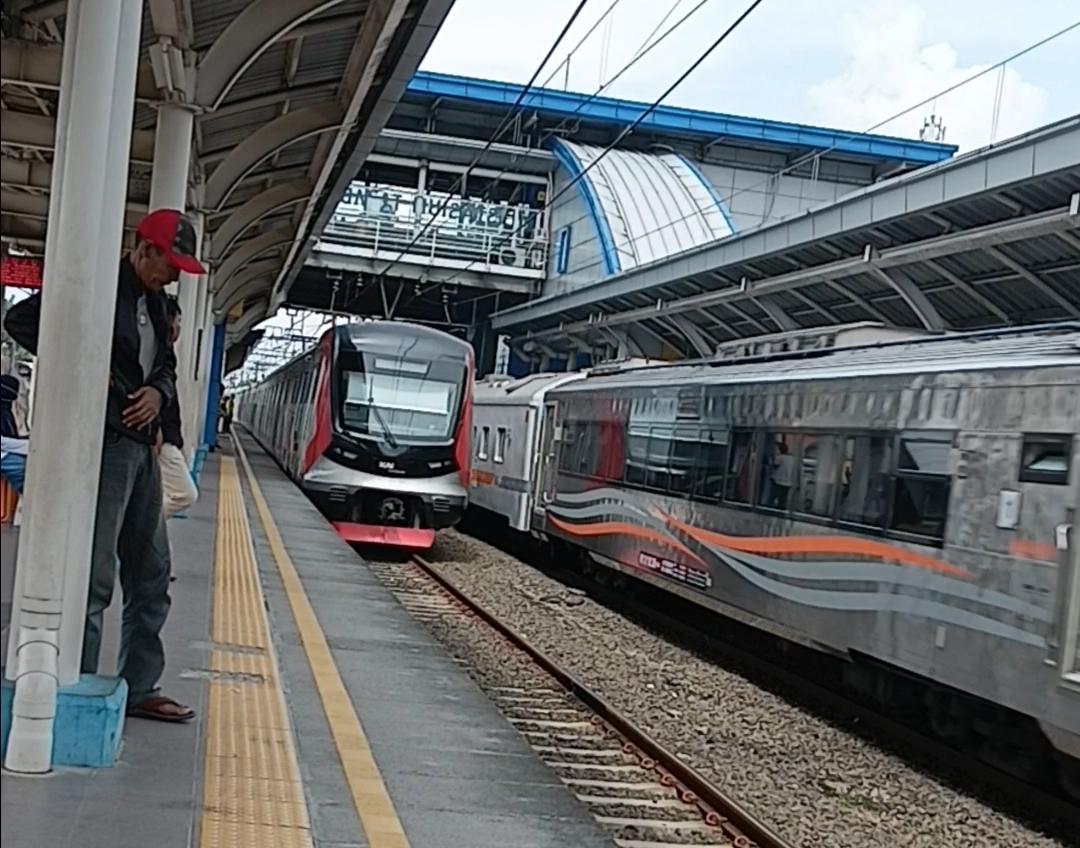 KAI Sampaikan Permohonan Maaf dan Fokus Evakuasi Penumpang di Stasiun Bekasi Timur