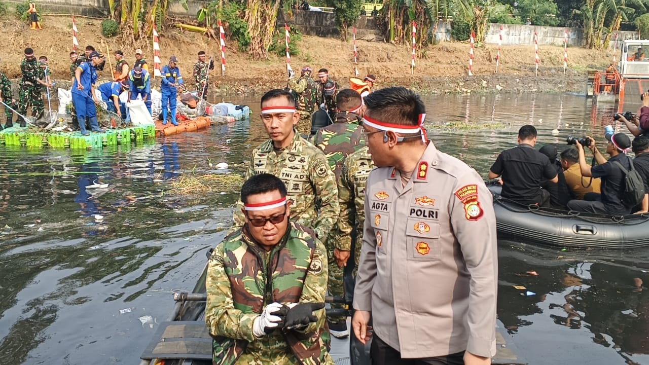 Jelang HUT RI ke-81, Kapolda Metro Jaya dan Pangdam Jaya Pimpin Aksi Bersih Sungai Kalijodo