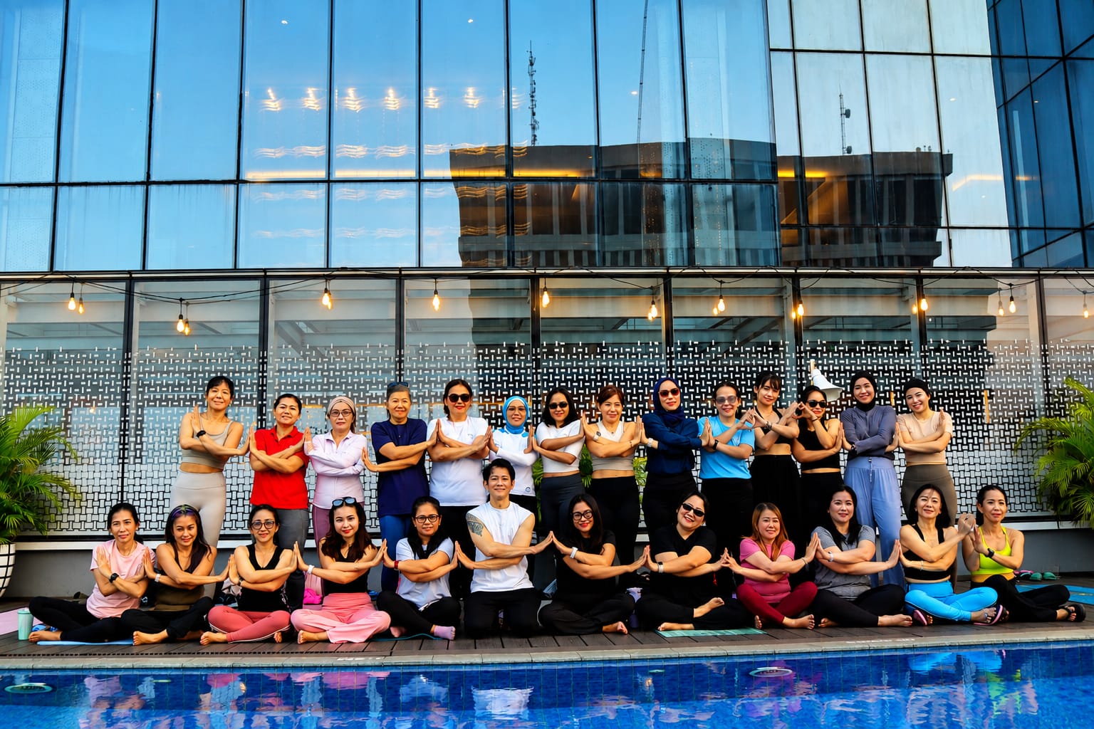 Vertu Harmoni Jakarta Gelar Sunset Yoga Gratis Rayakan Global Wellness Day 2026