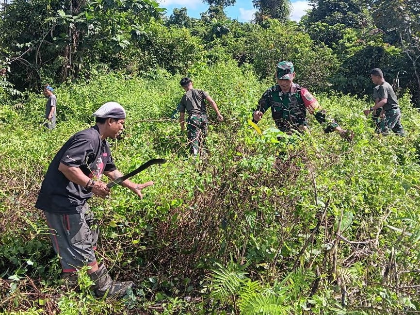 Babinsa Koramil Mapurujaya dan Warga Gotong Royong Bersihkan TPU Kampung Hiripau di Mimika