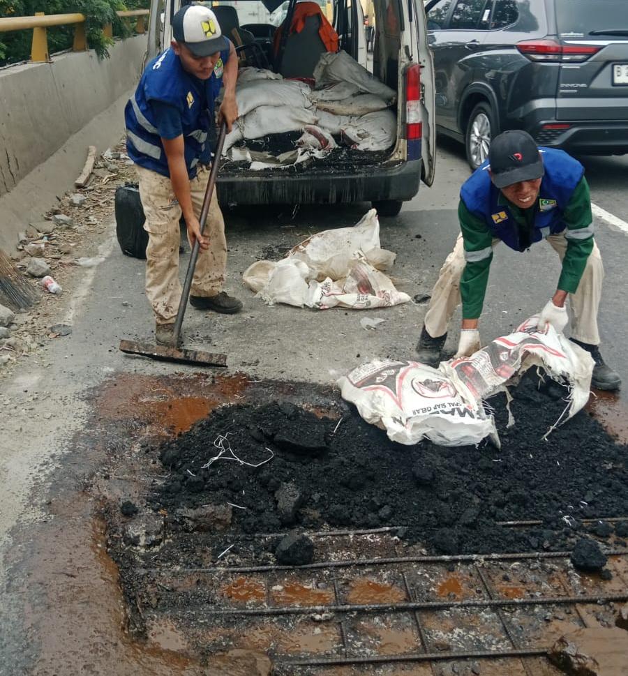 Jalan Berlubang di Jembatan Tegal Gede Cikarang Selatan Diperbaiki, Warga Apresiasi Respons Cepat SDABMBK Bekasi