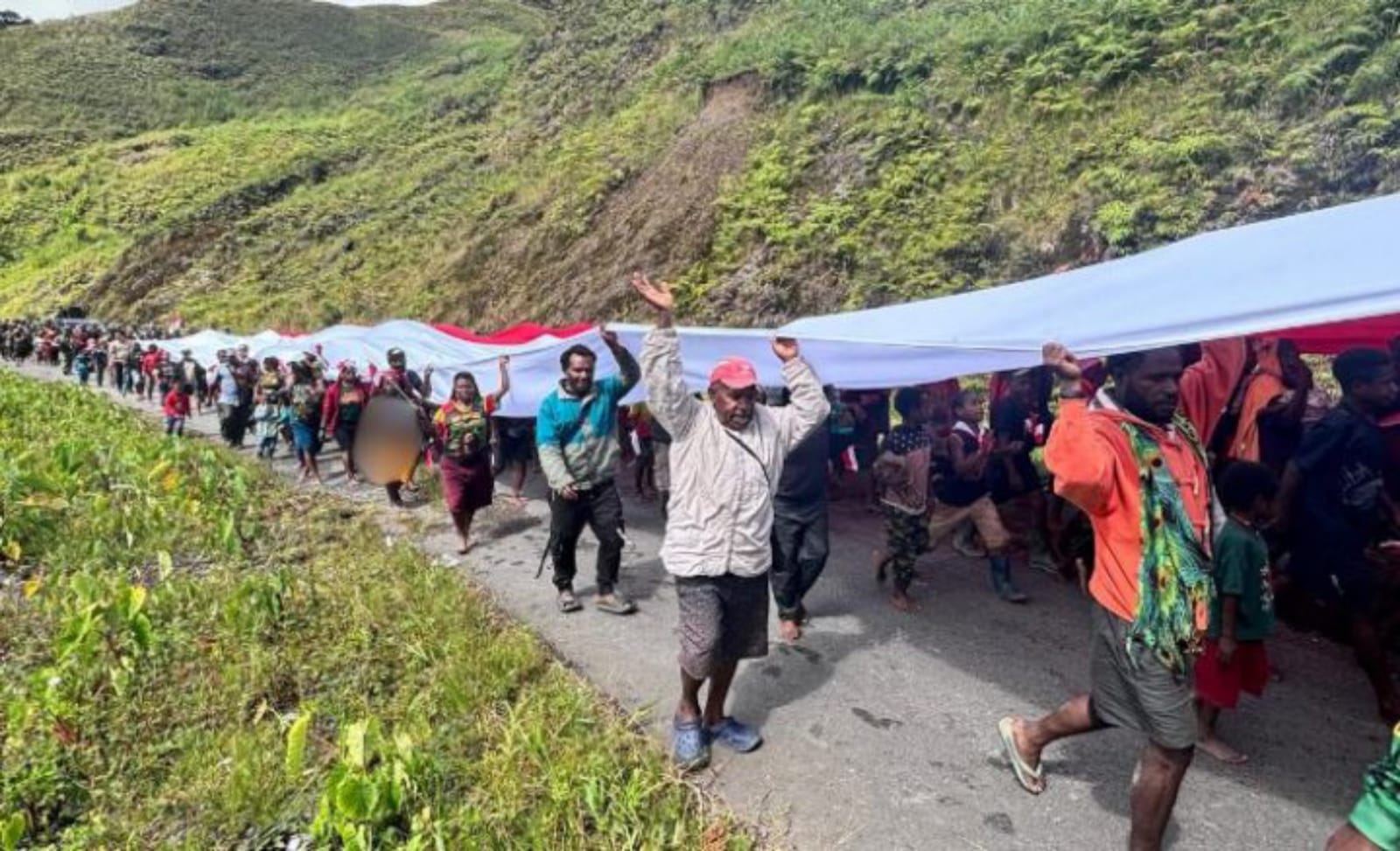 800 Warga Puncak Jaya Bentangkan Bendera Merah Putih 50 Meter pada Peringatan Hari Lahir Pancasila