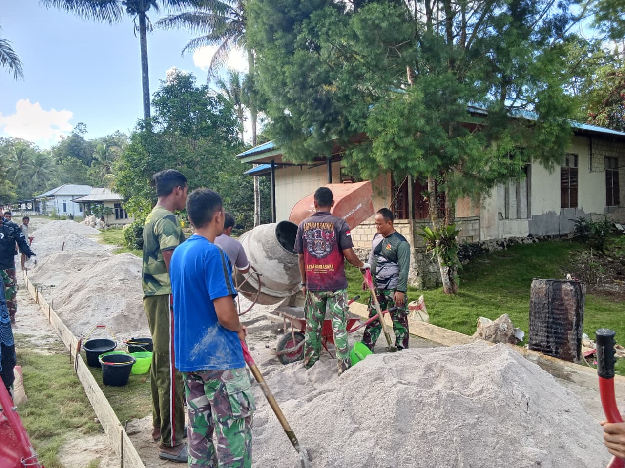 Dansatgas TMMD Ke-129 Kodim 1807/Sorong Selatan Turun Langsung Cor Jalan, Semangati Gotong Royong Warga