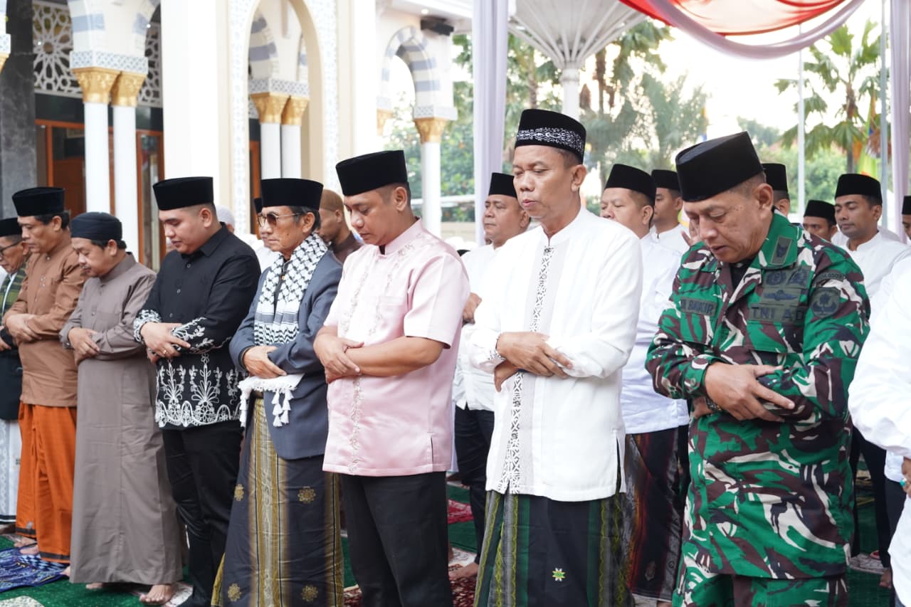 Plt Bupati Bekasi Asep Surya Atmaja Sholat Idul Fitri di Cikarang Utara, Ajak Warga Perkuat Persatuan
