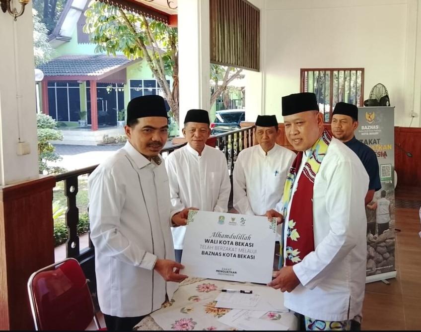 Tri Adhianto Serahkan Zakat Fitrah di Baznas Bekasi, Warga diimbau Hati-Hati Salurkan Zakat Fitrah