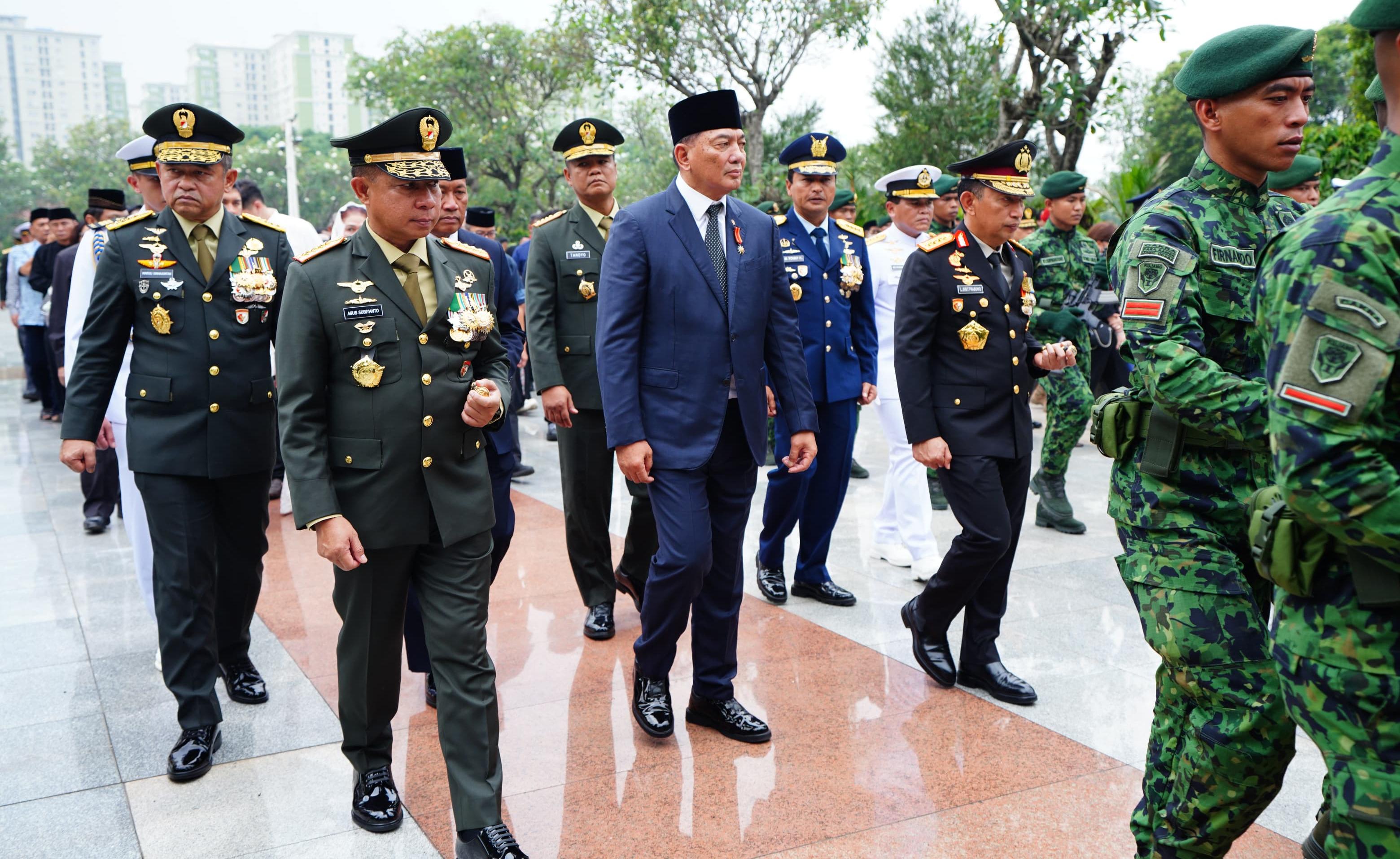 Panglima TNI Beri Penghormatan Terakhir kepada Jenderal TNI (Purn) Ryamizard Ryacudu