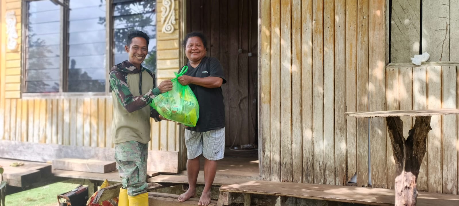 Satgas TMMD Ke-129 Kodim 1807/Sorong Selatan Bagikan 100 Paket Sembako dan Nutrisi untuk Cegah Stunting