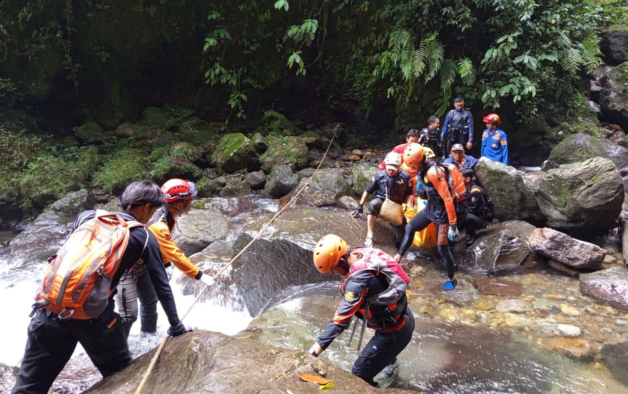 Pengunjung Asal Jakarta Timur Ditemukan Tewas Tenggelam di Curug Ciparay Bogor