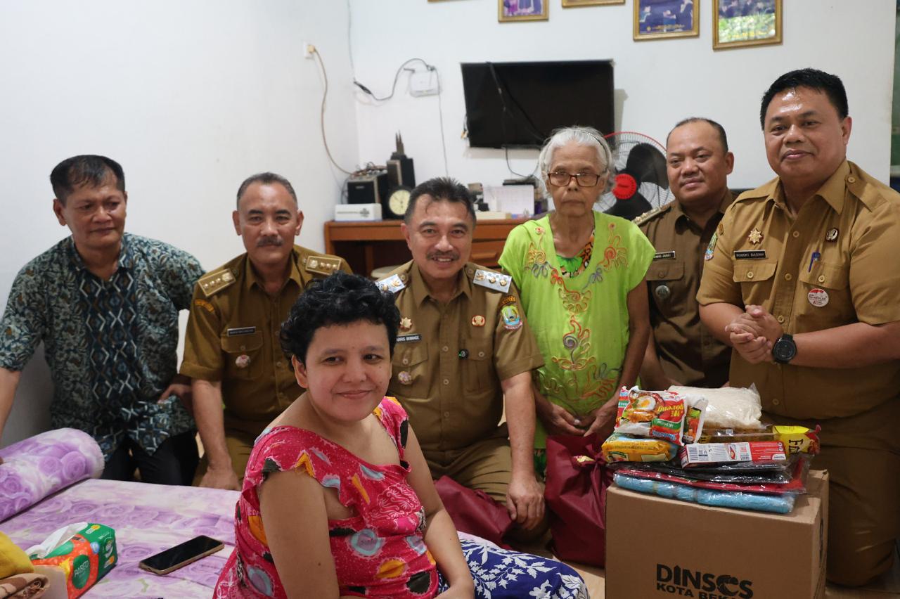 Wakil Wali Kota Bekasi Abdul Harris Bobihoe Tinjau Penerima Bansos di Mustikajaya, Tekankan Pelayanan Kesehatan Tanpa Diskriminasi