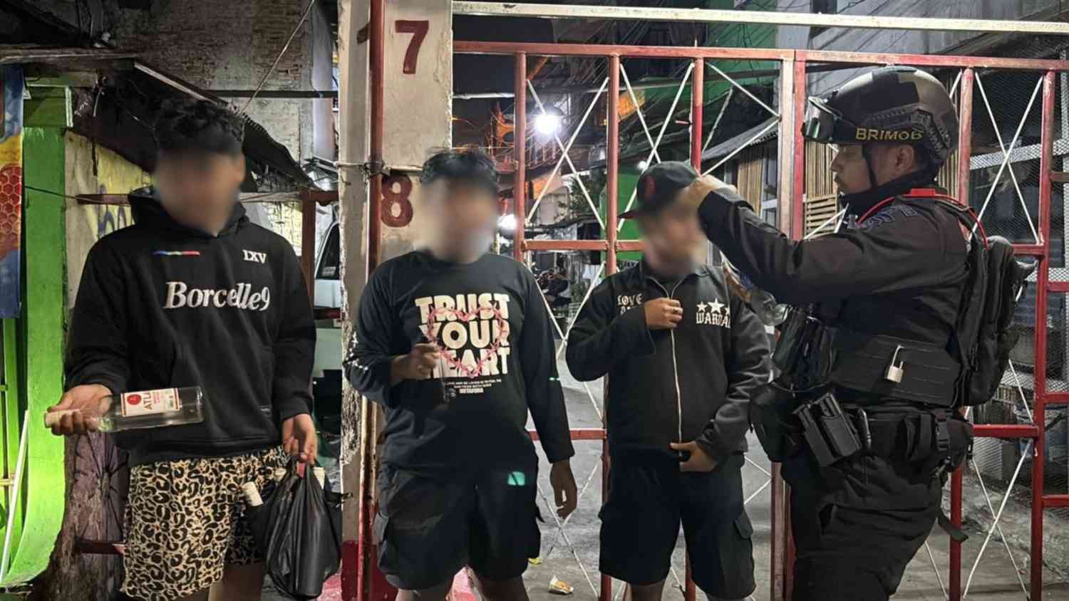 Patroli Dini Hari di Cilincing, Brimob Metro Jaya Amankan Tiga Remaja Pembawa Miras