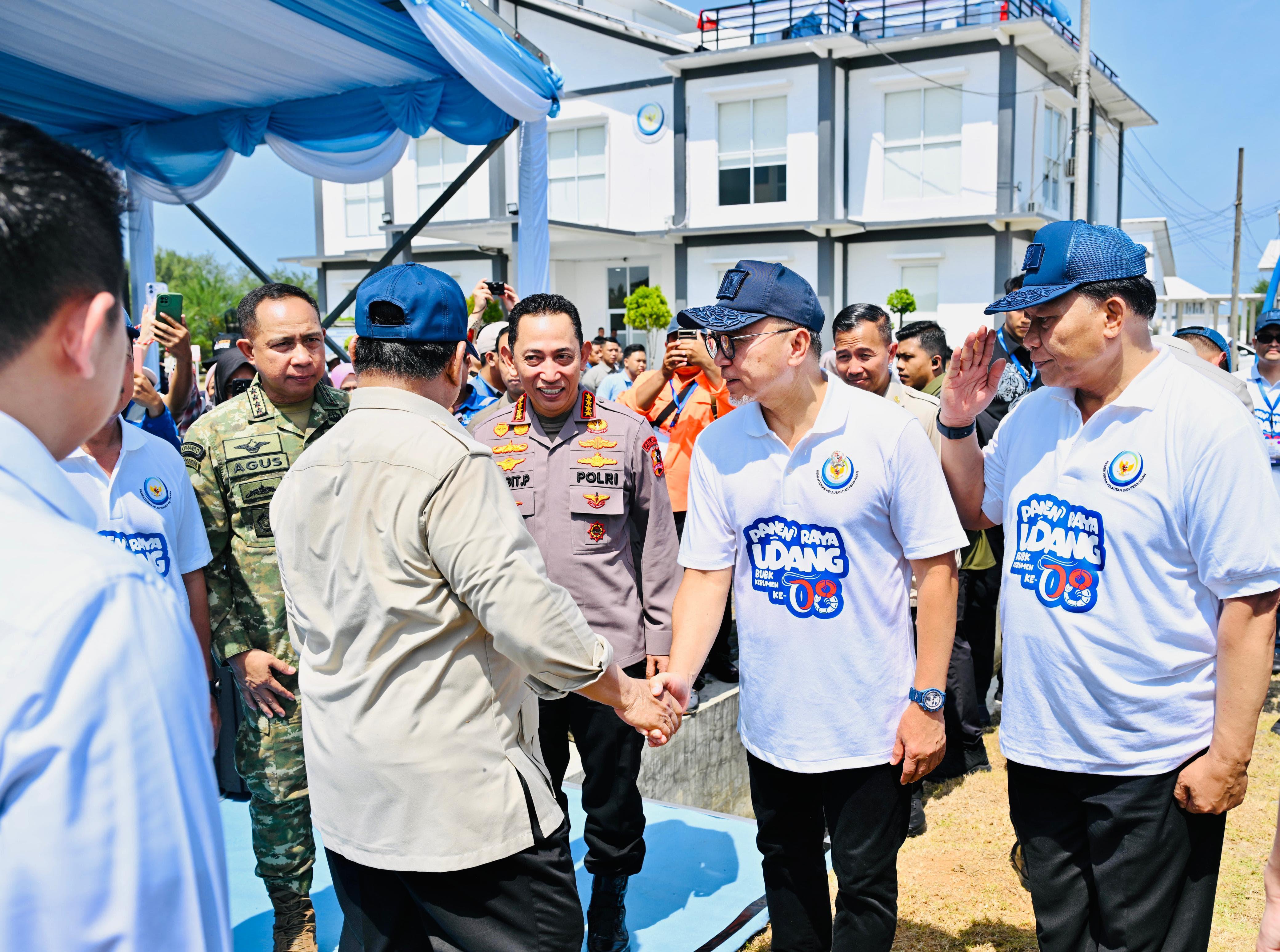 Panglima TNI Dampingi Presiden RI Prabowo Subianto Panen Raya Udang di Kebumen