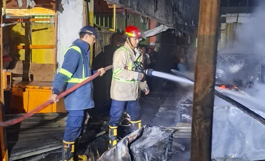 Damkar Kabupaten Bekasi Kerahkan 3 Unit Armada Padamkan Kebakaran Pasar Ramayana Cikarang Utara