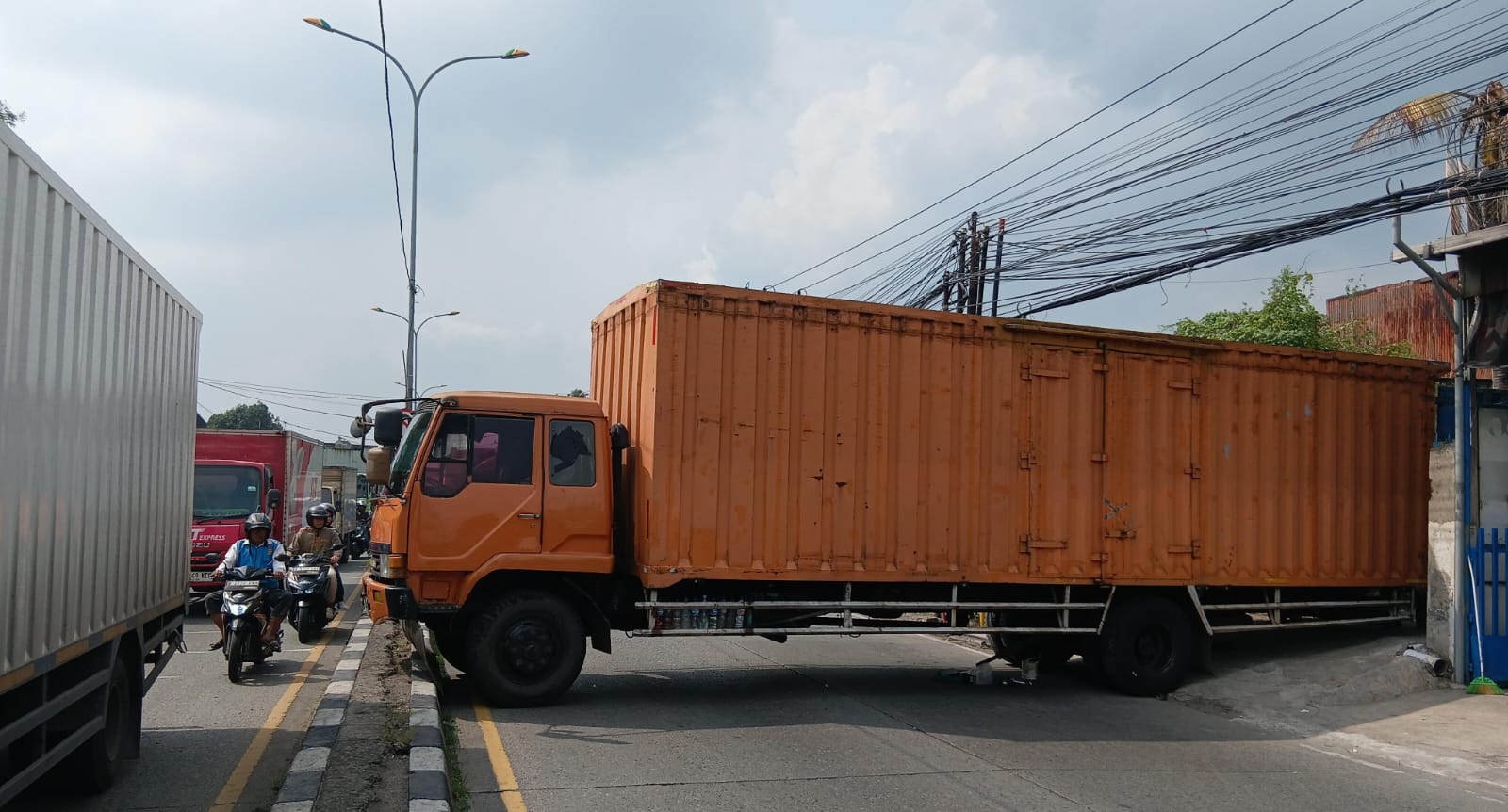 Truk Mogok di Jalan Diponegoro Tambun Selatan Picu Kemacetan Parah, Arus Lalu Lintas Sempat Lumpuh