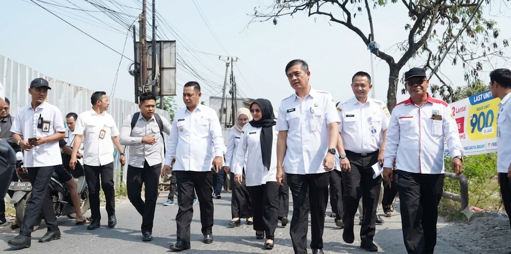 Kepala Dinas SDABMBK Henri Lincoln Dampingi Plt Bupati Bekasi Tinjau Jalan CBL Longsor, Perbaikan Permanen Segera Dimulai