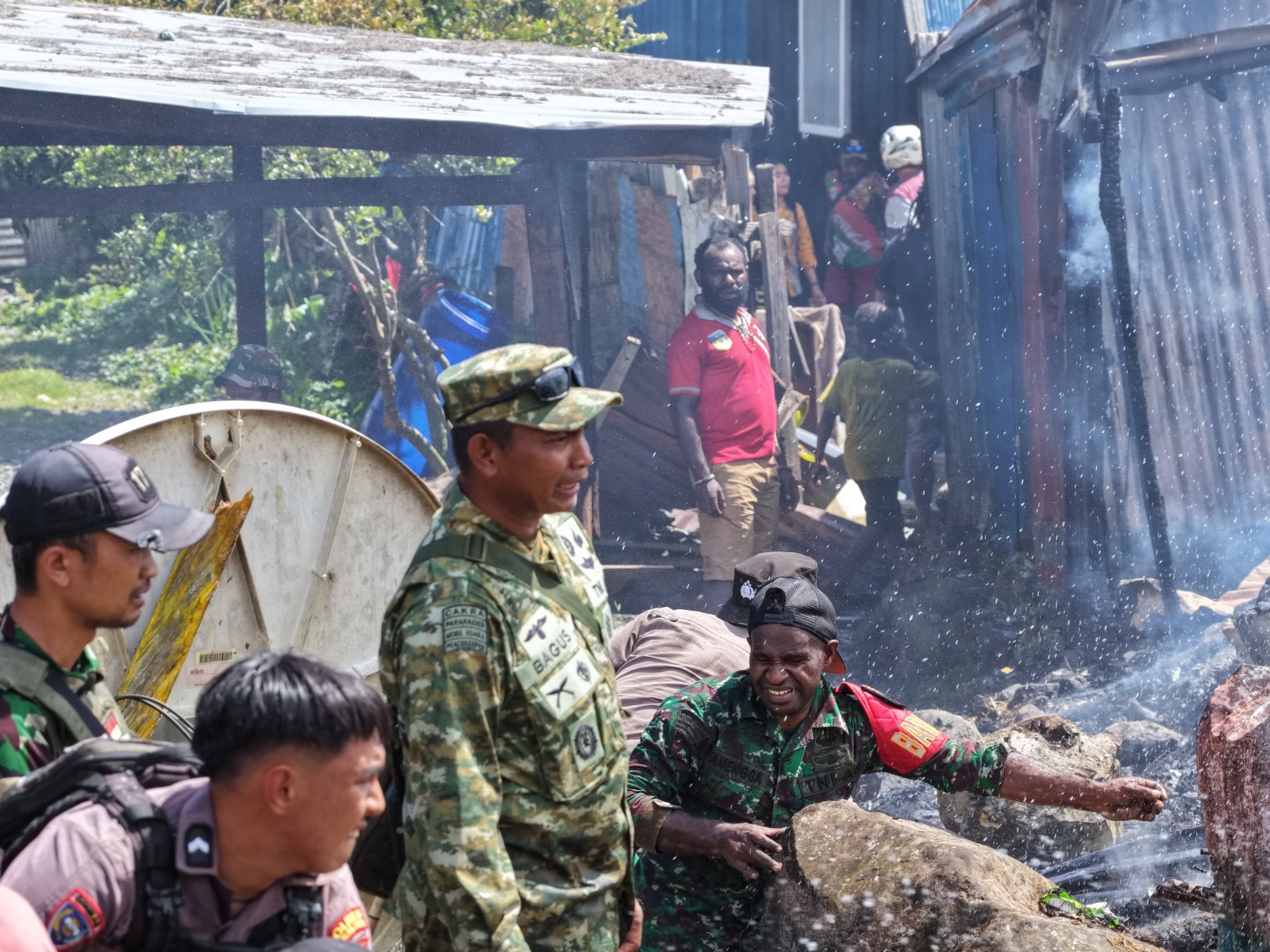 Kodim 1714/Puncak Jaya Gerak Cepat Bantu Padamkan Kebakaran di Kota Mulia, Kerugian Capai Rp3 Miliar