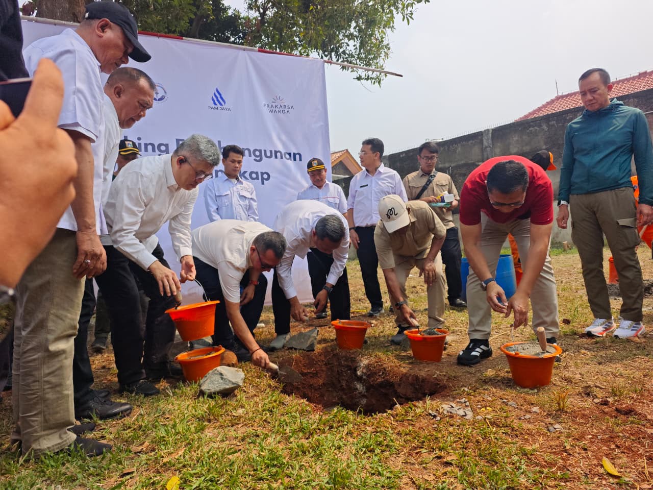 Wali Kota Munjirin Letakkan Batu Pertama Pembangunan Balai Warga Cilangkap