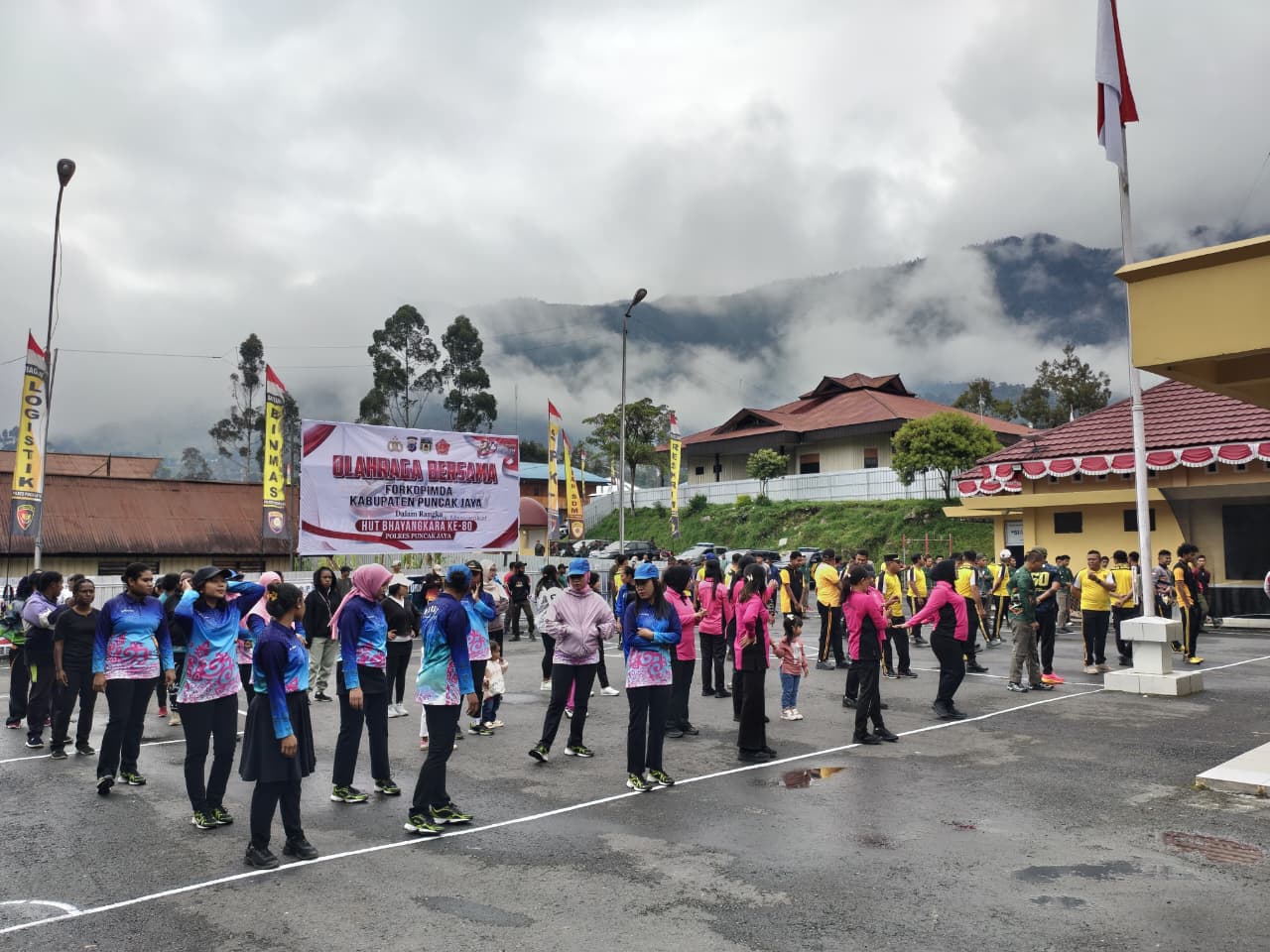 TNI, Polri, dan Pemda Puncak Jaya Gelar Senam Jumat Sehat Perkuat Sinergi dan Kebugaran