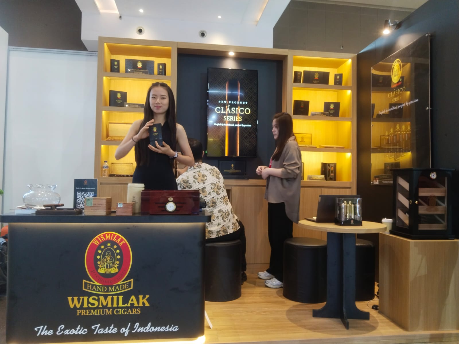 Wismilak Tampilkan Seni Cerutu Premium Indonesia di FHI 2026, Pengunjung Antusias Ikuti Cigar Rolling