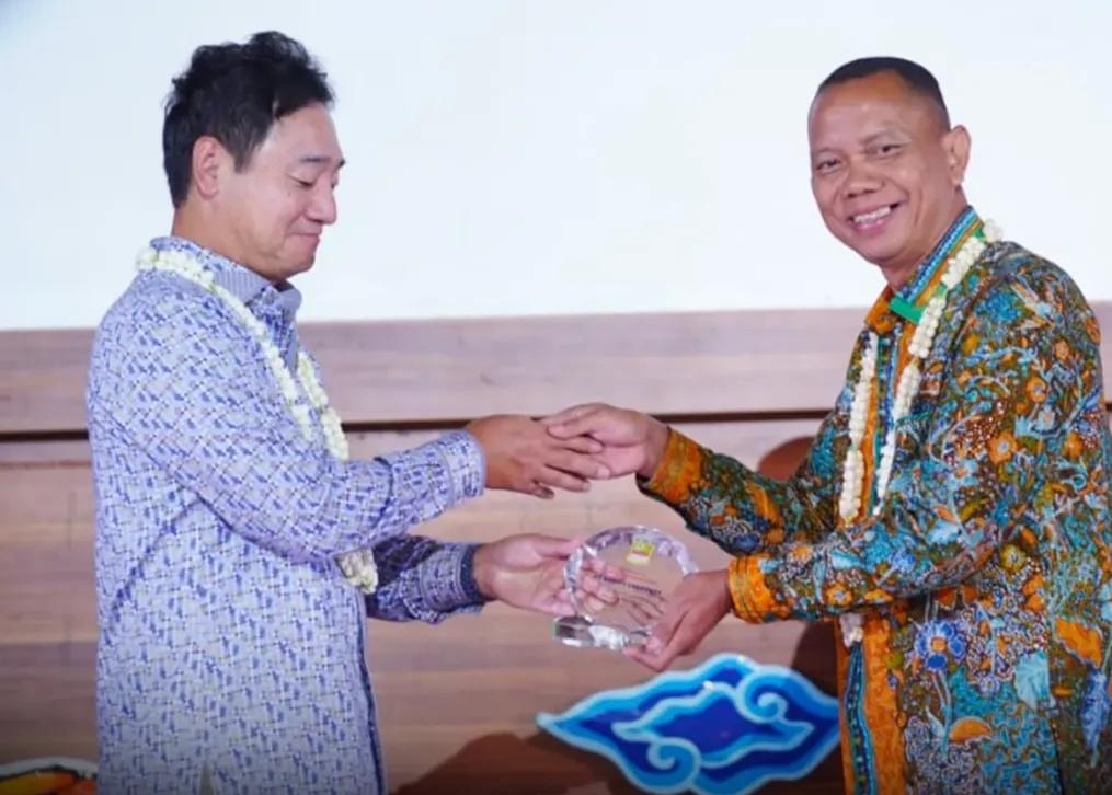 Pemkab Bekasi Dorong Kolaborasi CSR, PT Sugity Creatives Launching Program Sahabatku dan Donasi Ribuan Buku