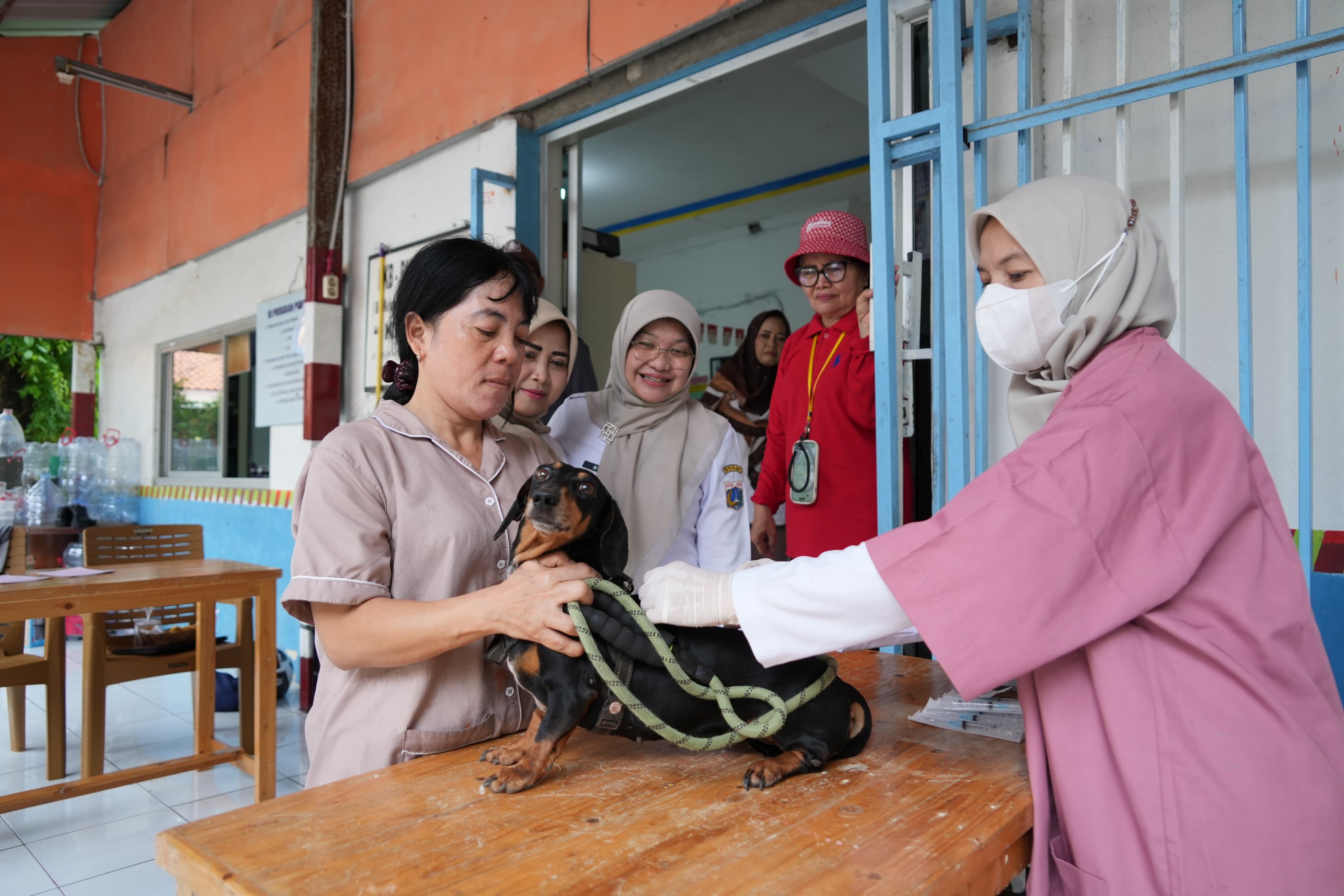 Sudin KPKP Jaktim Vaksin 1.600 HPR di Duren Sawit, Target 1.650 Ekor
