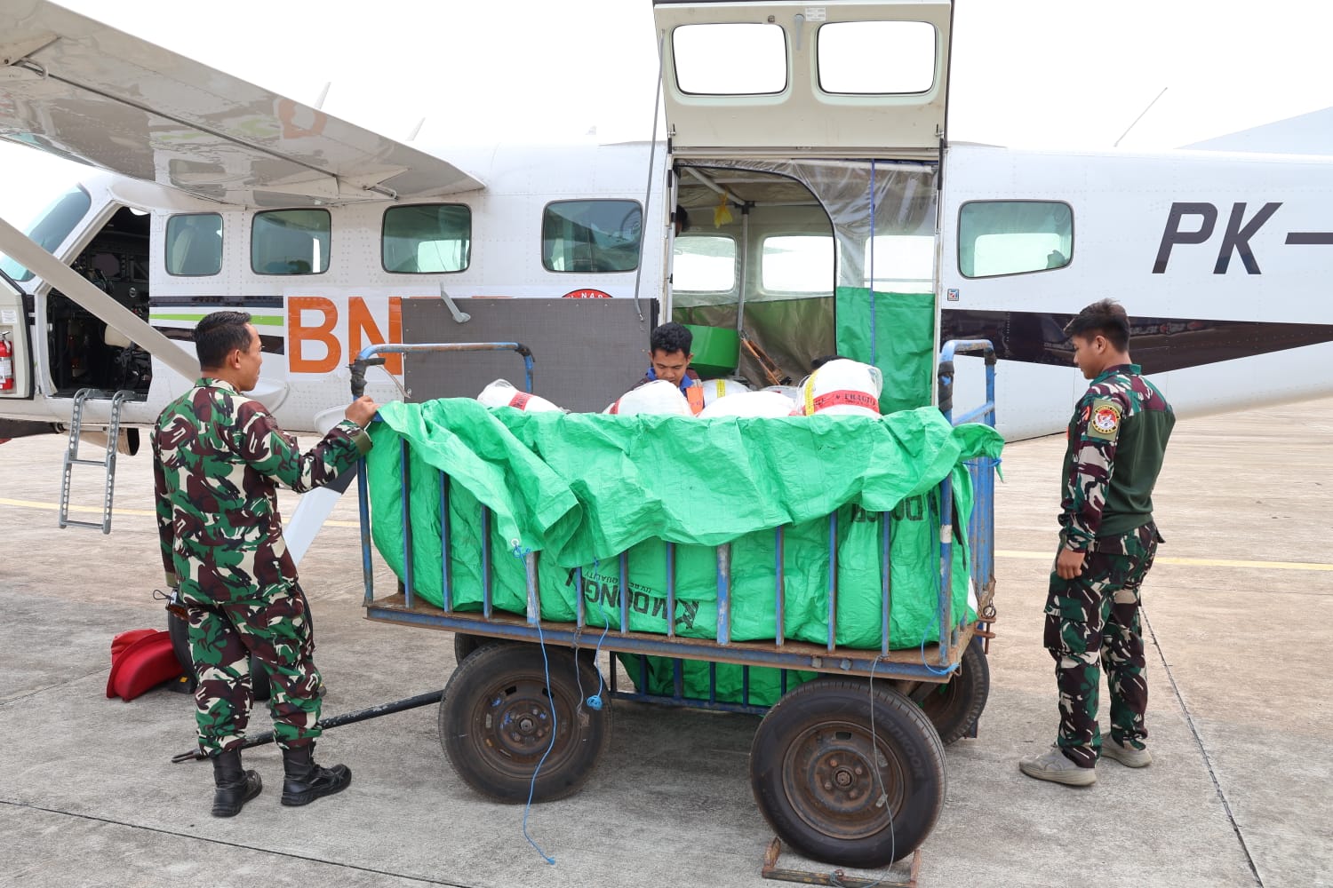 TNI Semai Garam dan Dry Ice untuk Dukung Penanganan Karhutla di Papua Selatan