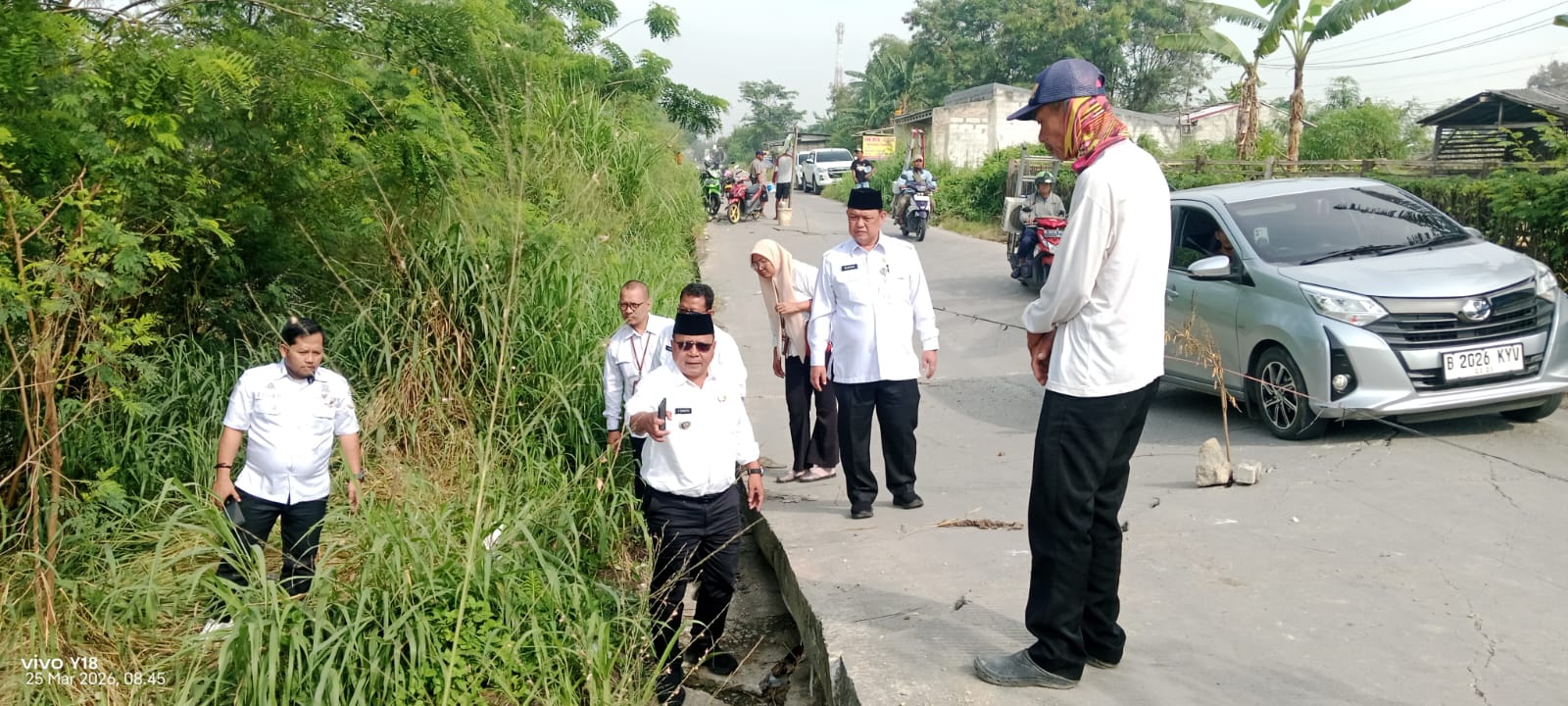 Hari Pertama Bertugas, Camat Cibitung Encun Sunarto Tinjau Longsor CBL dan Temui Keluarga Korban Tol Pemalang