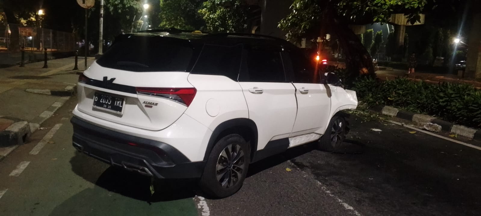 Mobil Wuling Tabrak Pembatas Jalan dan Pohon di Ahmad Yani Jakarta Timur, Pengemudi Diduga Mabuk