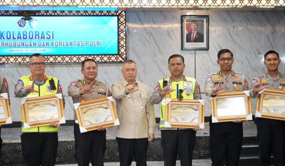 Korlantas Polri Terima Penghargaan Menhub atas Keberhasilan Pengamanan Angkutan Lebaran 2026